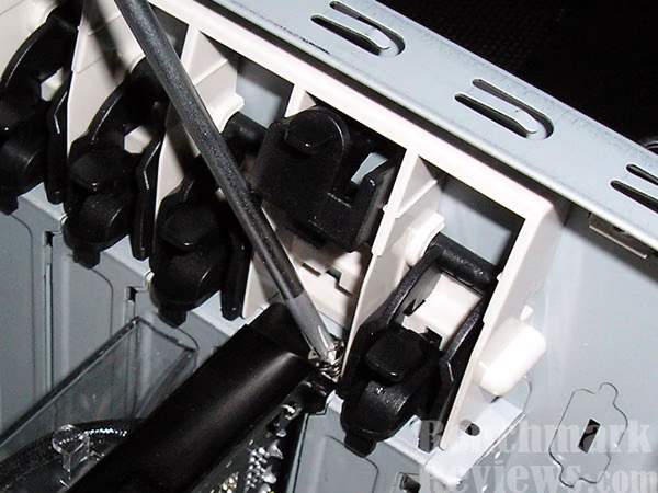 Screw-less expansion card system with XFX